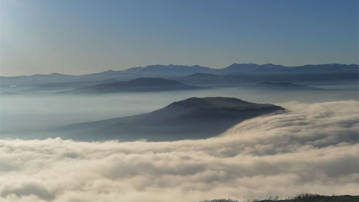 Les volcans oubliés de la Toscane d’Auvergne : quand le paysage raconte son histoire