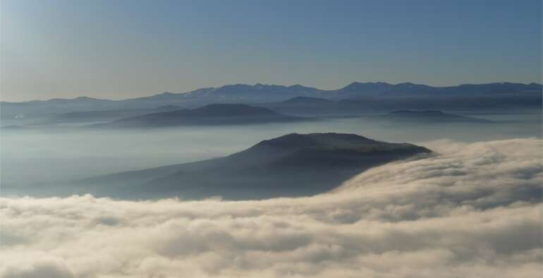 Les volcans oubliés de la Toscane d’Auvergne : quand le paysage raconte son histoire