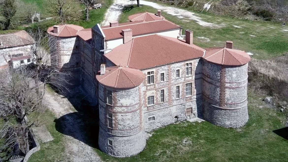 Le château de La Chaux-Montgros : un joyau auvergnat ressuscité, entre légende et renaissance