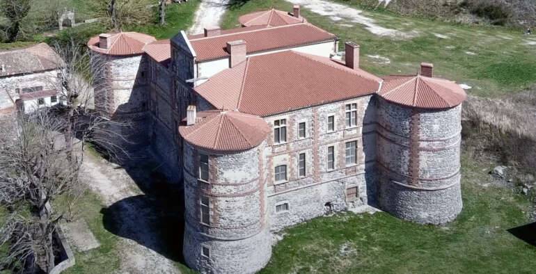 Le château de La Chaux-Montgros : un joyau auvergnat ressuscité, entre légende et renaissance